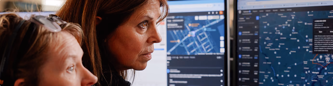 911 responders looking at a screen