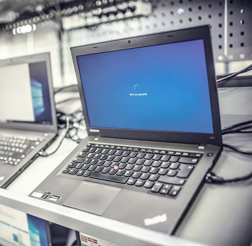 Foto von aufgeklapptem Laptop