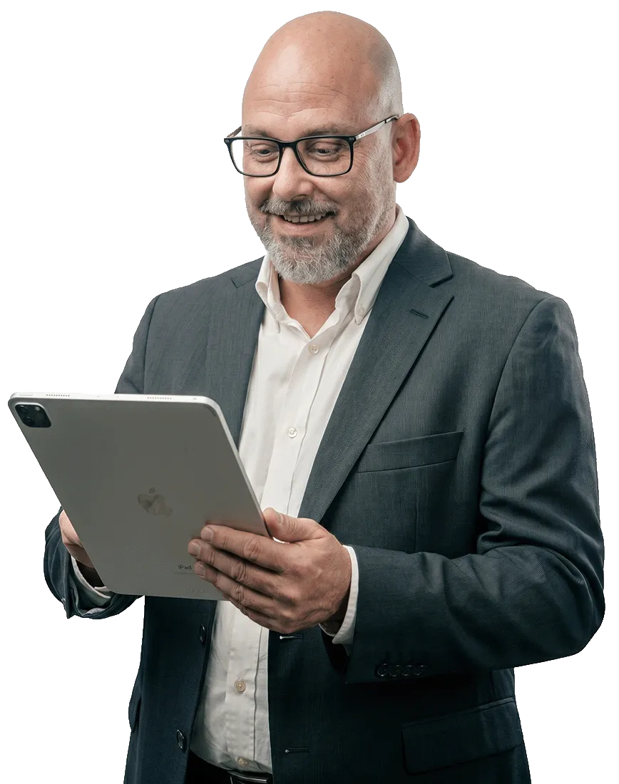 Mann mit Tablet in der Hand