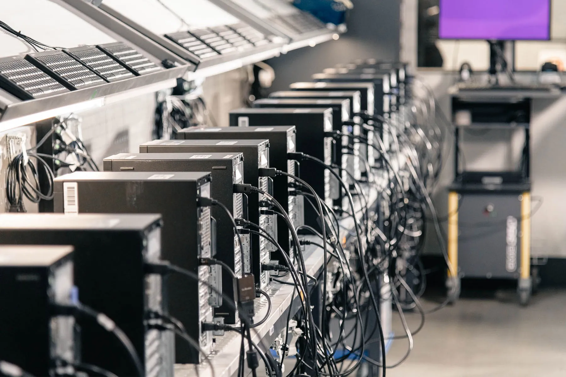 Eine Menge Elektronik im Econocom-Lager.