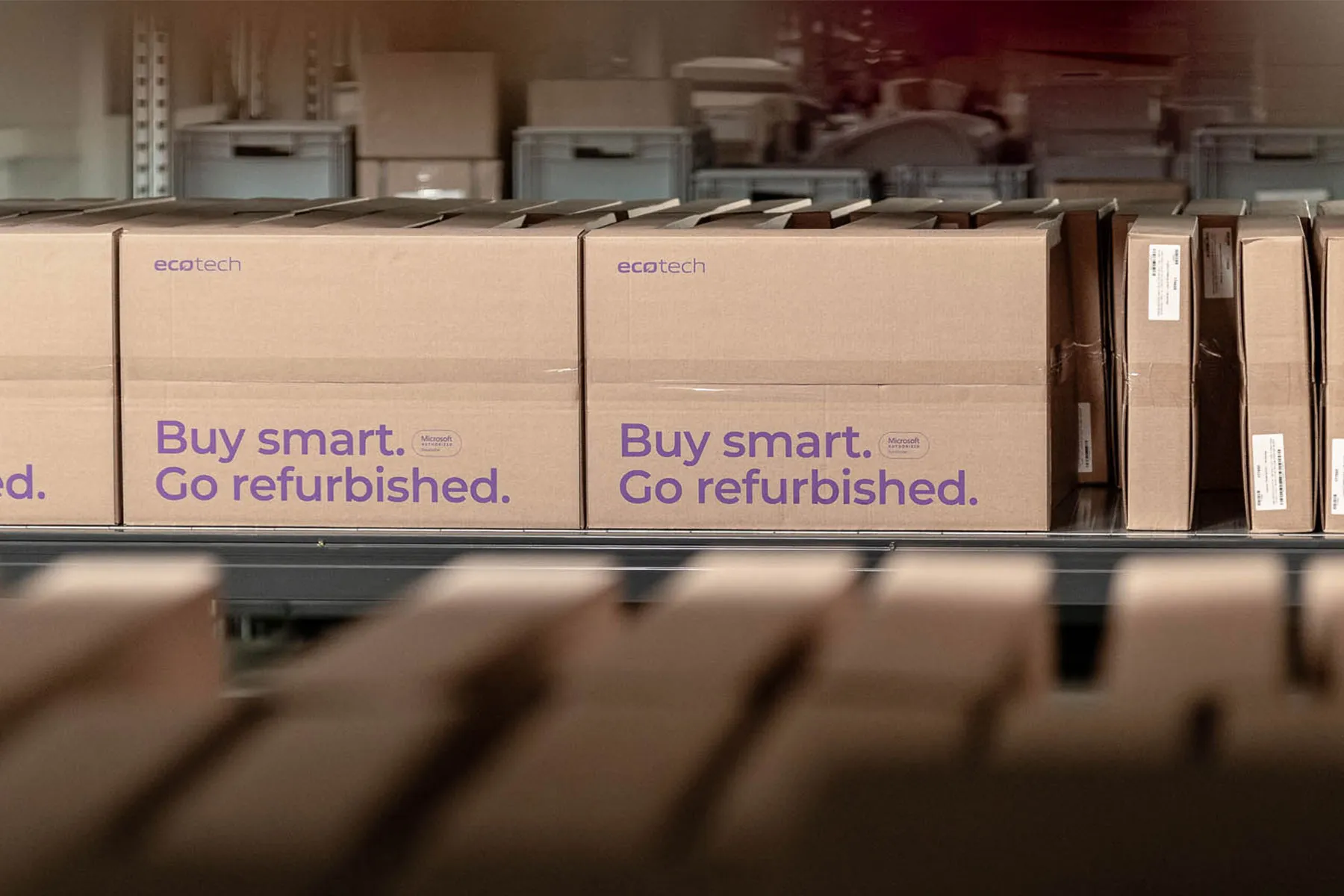 Ecotech Paket mit der Aufschrift "Buy smart. Go refurbished."