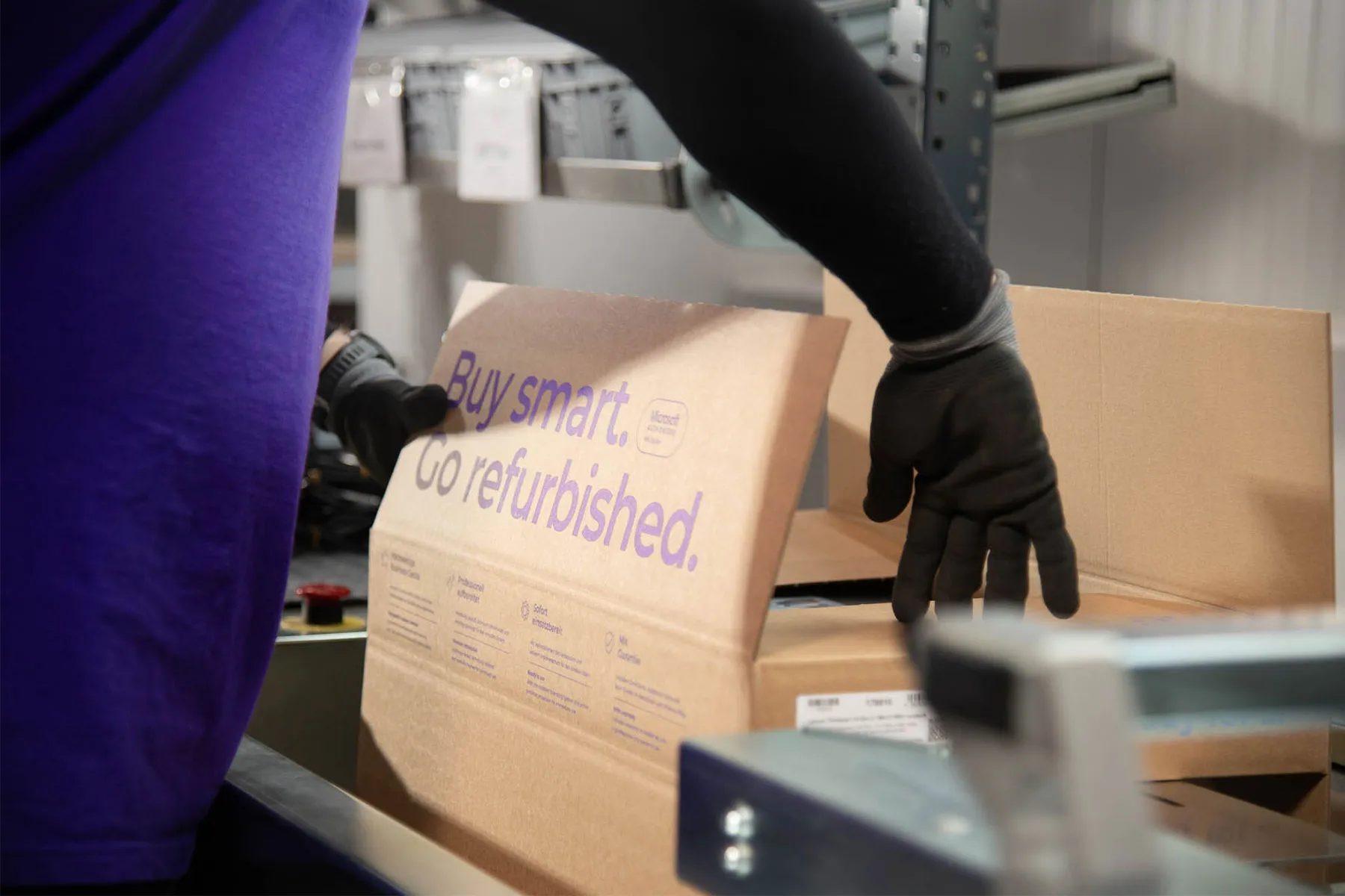 Ein Mitarbeiter verpackt ein Ecotech-Paket.