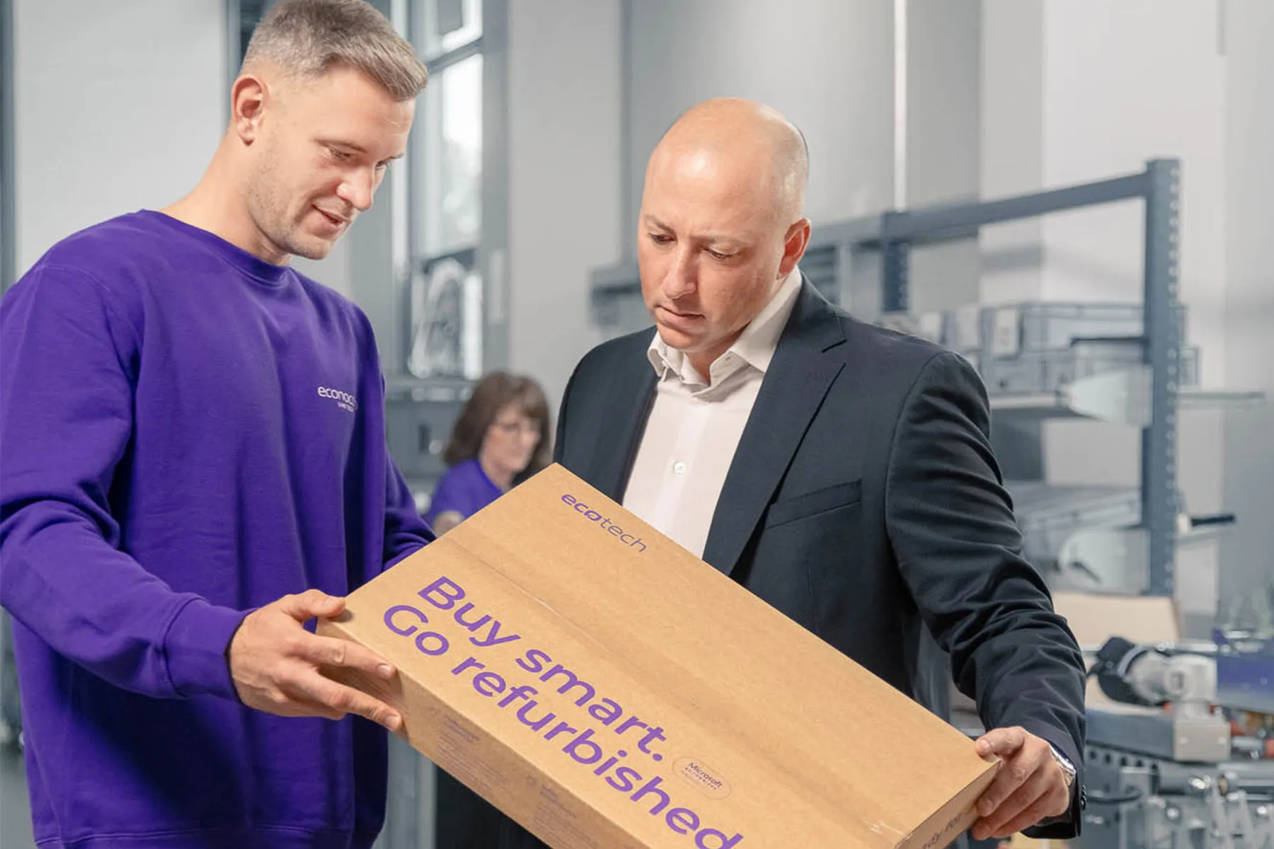 Der Geschäftsführer und ein Mitarbeiter prüfen ein Paket von Ecotech.