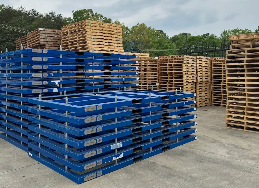 LEAN Re-rack cartridges can be stacked and engaged with one another, creating a seamless process of sending and returning them to be replenished with sheet stock. Wooden pallet storage is disruptive, unsafe, and not an eco-friendly way to send material to and from the service center. 