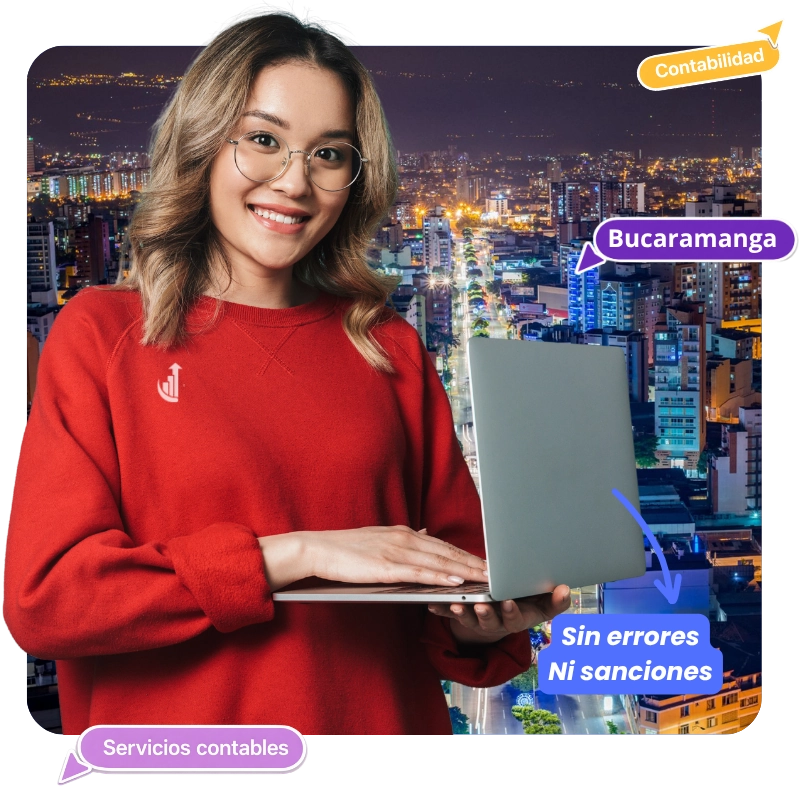 Mujer sonriente con gafas y suéter rojo usando laptop, fondo nocturno de ciudad iluminada.