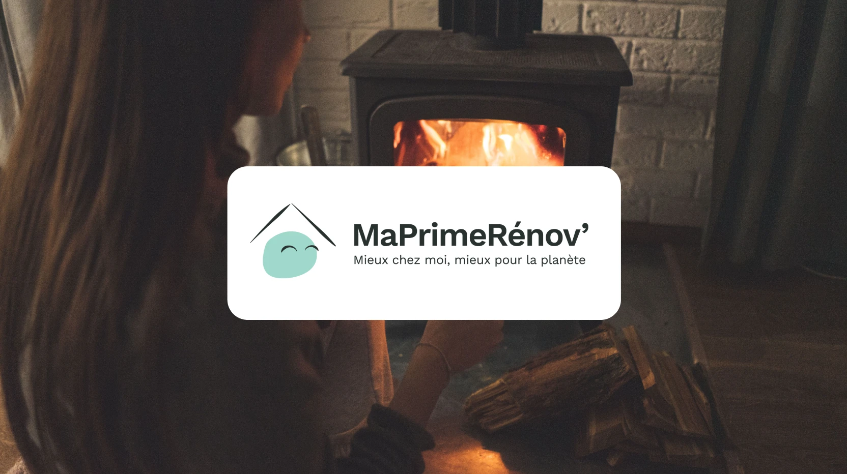 Une personne allume un poêle à bois avec le logo Ma Prime Renov'