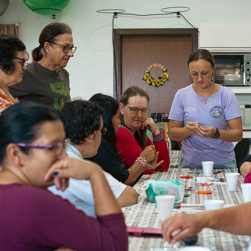 OFICINAS ITINERANTES MÃOS E FIOS Customização de vestuário em crochê, no CRAS Três de Maio, com Cristina de Souza