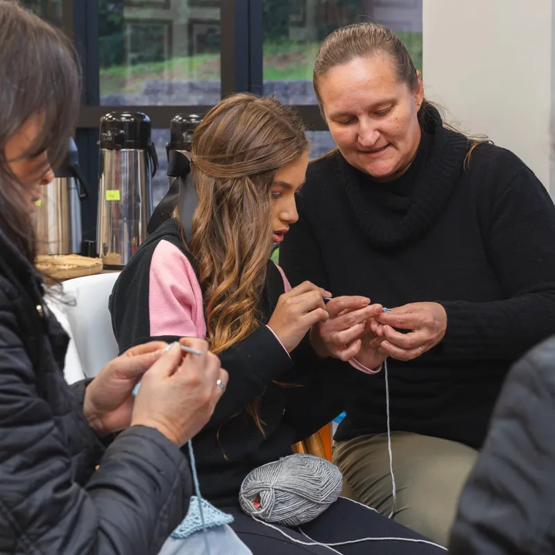 MÃOS E FIOS ITINERANTE Oficina de Customização de Vestuário em Crochê, com Cristina de Souza