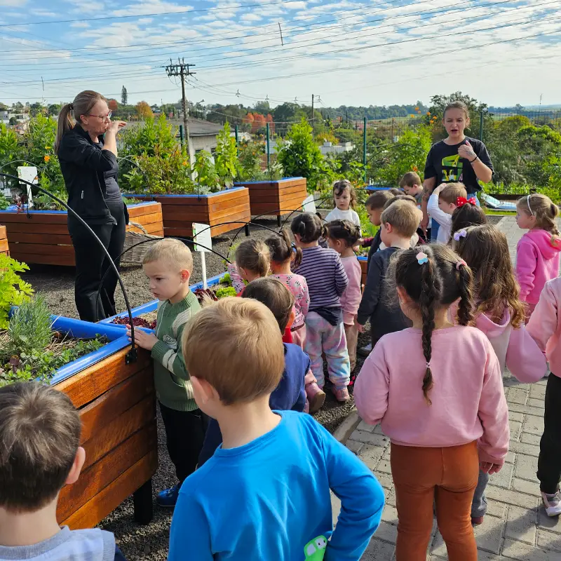 ESTAÇÃO CULTIVAR MEA Colheita na Horta Educativa, com crianças da E.M.E.I. Adelaide Ambros e estudantes da Quitanda Multiétnica E.M.E.F. Monteiro Lobato