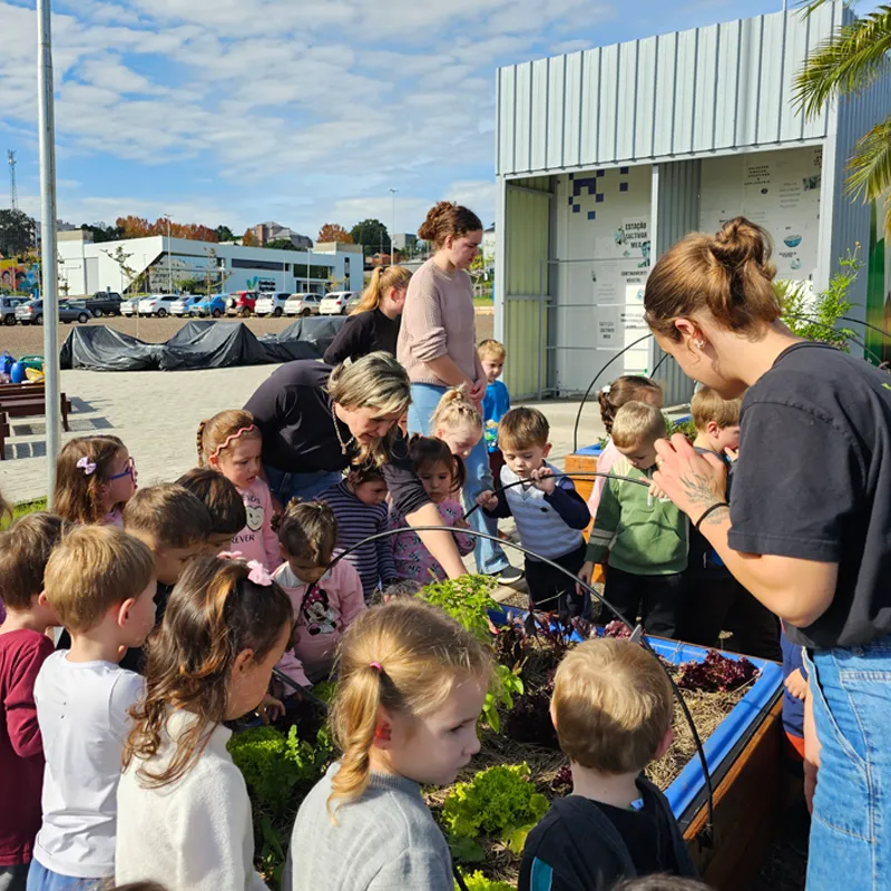 ESTAÇÃO CULTIVAR MEA Plantio de milho crioulo na Horta Educativa 