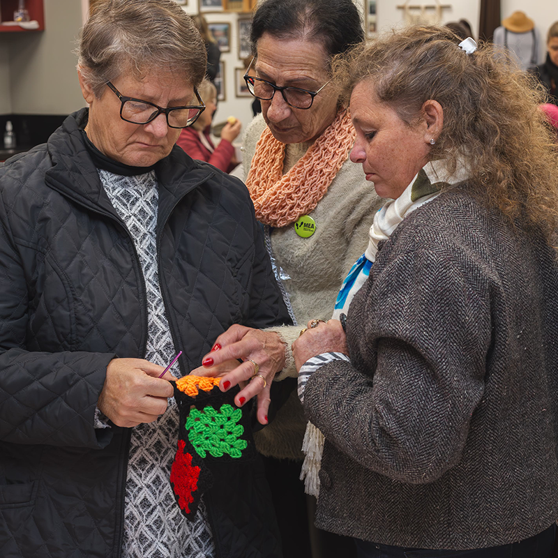 AMIGAS DO MEA Quarta do Crochê: encontro de artesãs voluntárias