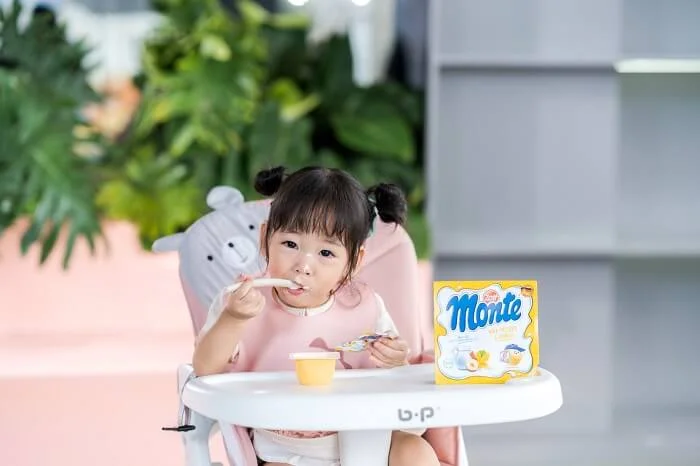 Trẻ từ 6 tháng tuổi trở lên có thể bắt đầu sử dụng váng sữa Monte vị vani trong các bữa ăn phụ.