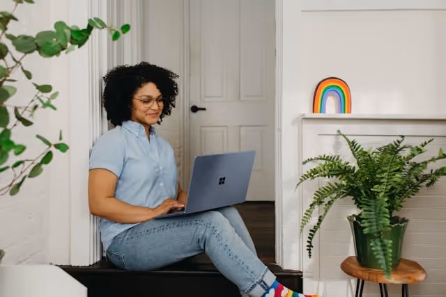 Women seating in the floor while using a laptop