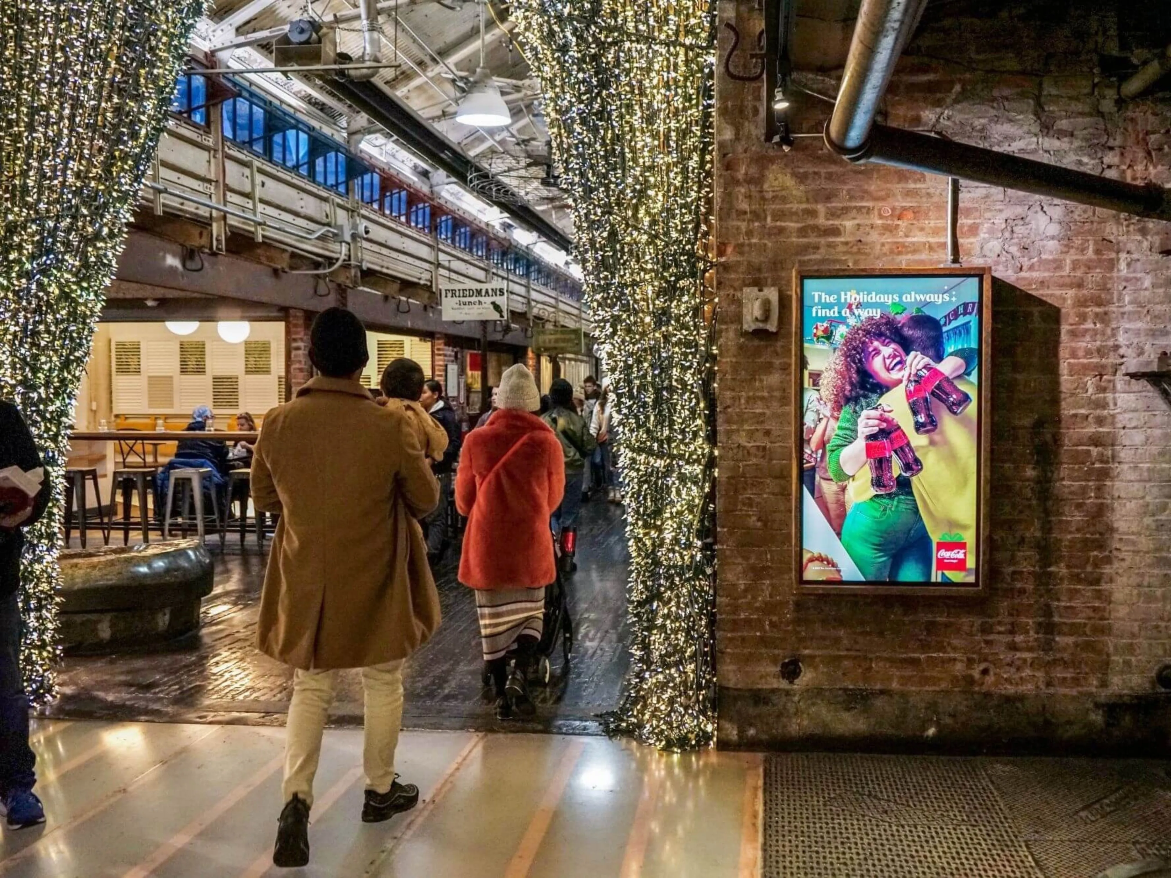How DOOH Advertising Connects with Holiday Shoppers: Turning Real-World Moments into Measurable Impact