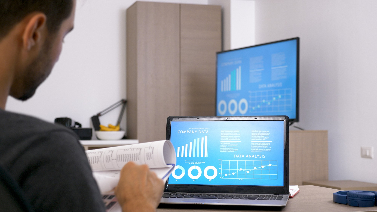 Xero vs QuickBooks comparison chart for small business accounting software solutions.
