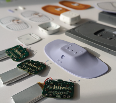 Prototype physique d'un produit en silicone avec de l'électronique, fabriqué par Protomaker