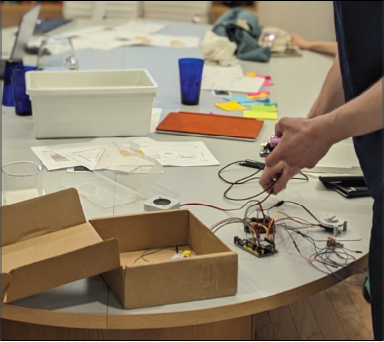 Prototype électronique sur une table pour présentation