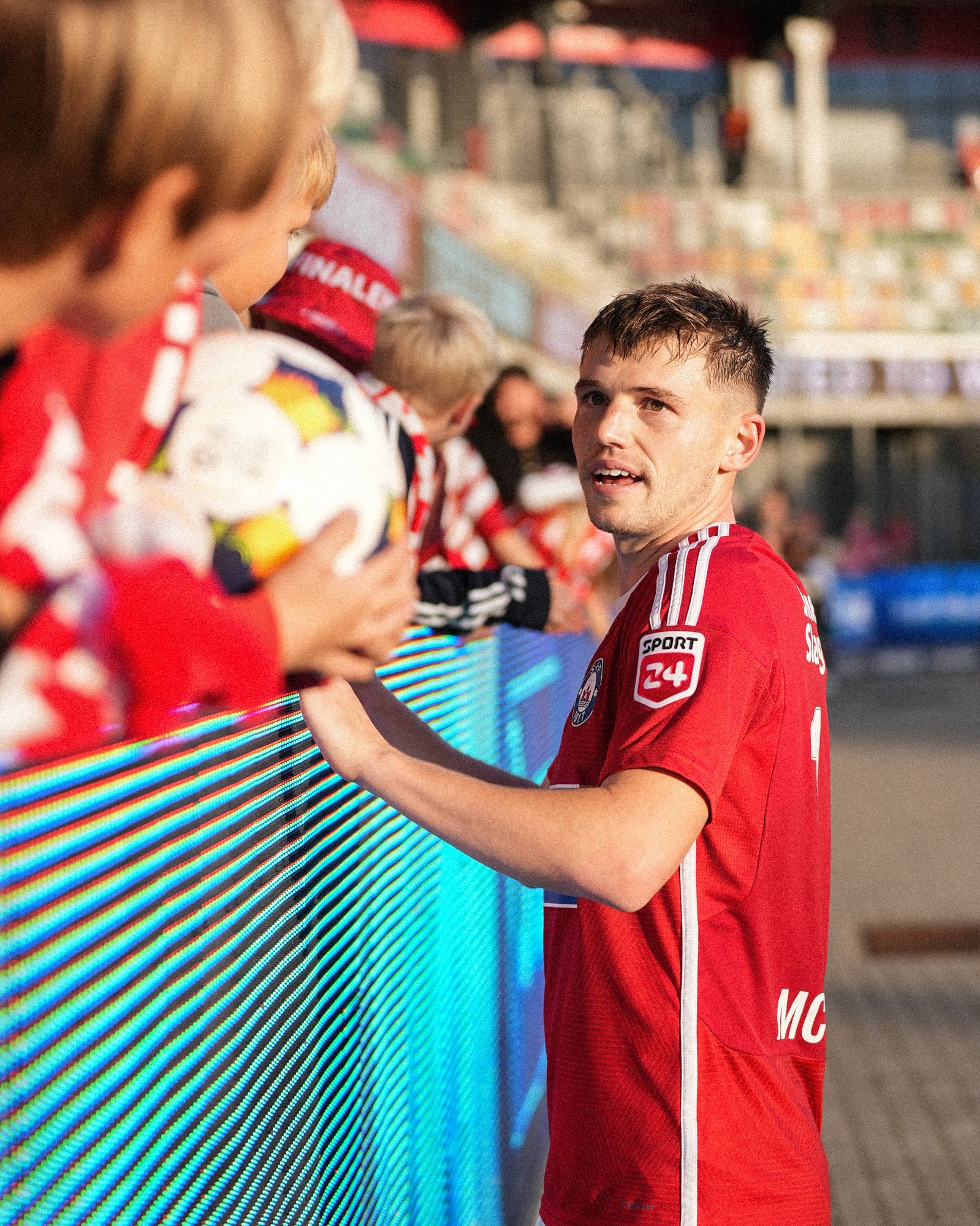 Fodboldspiller hilser på fans