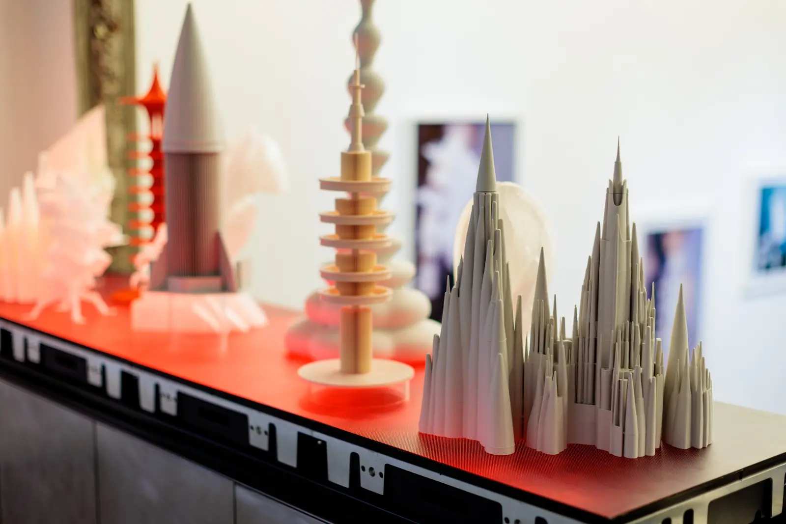 Ujin Lin展でLEDの光と造形を組み合わせた展示ディテール