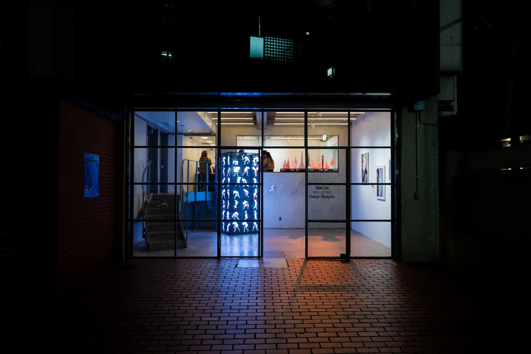 Ujin Lin展 Tokyo Nymphsを遠景から見たX Vision透過型LED展示