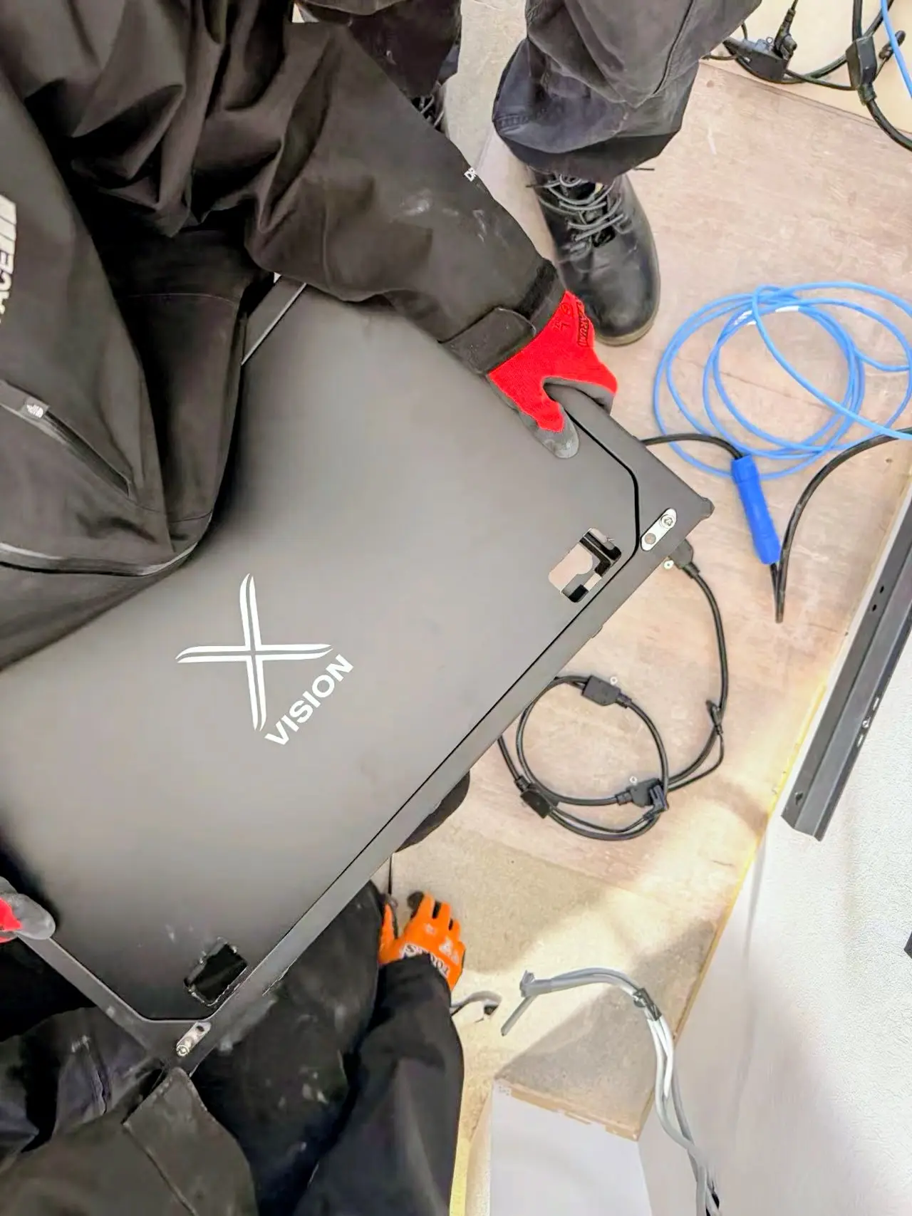 X Visionロゴを備えたLEDキャビネットの製品ディテール