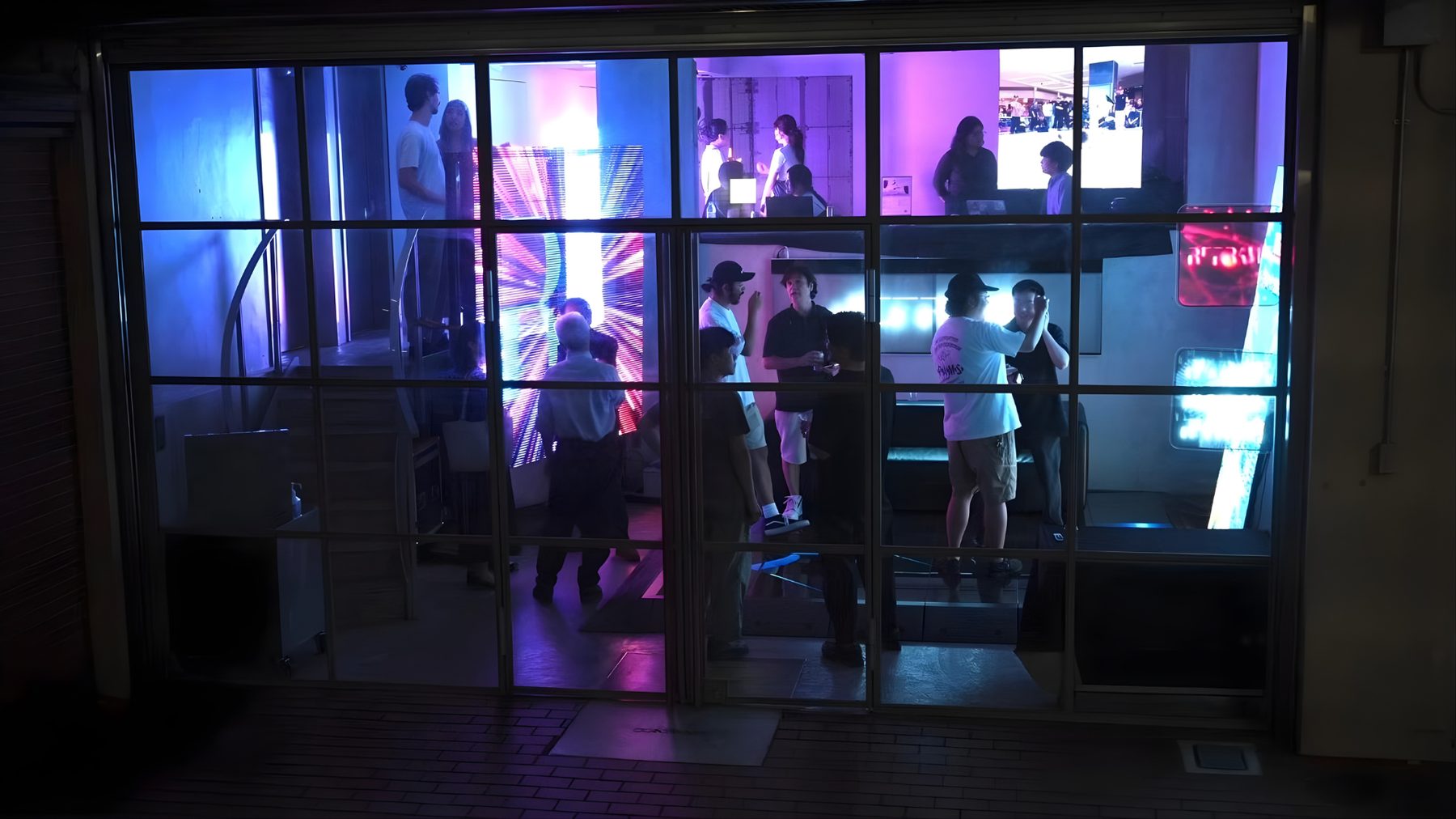 Contrast Tokyo のガラス面越しに見えるLED展示