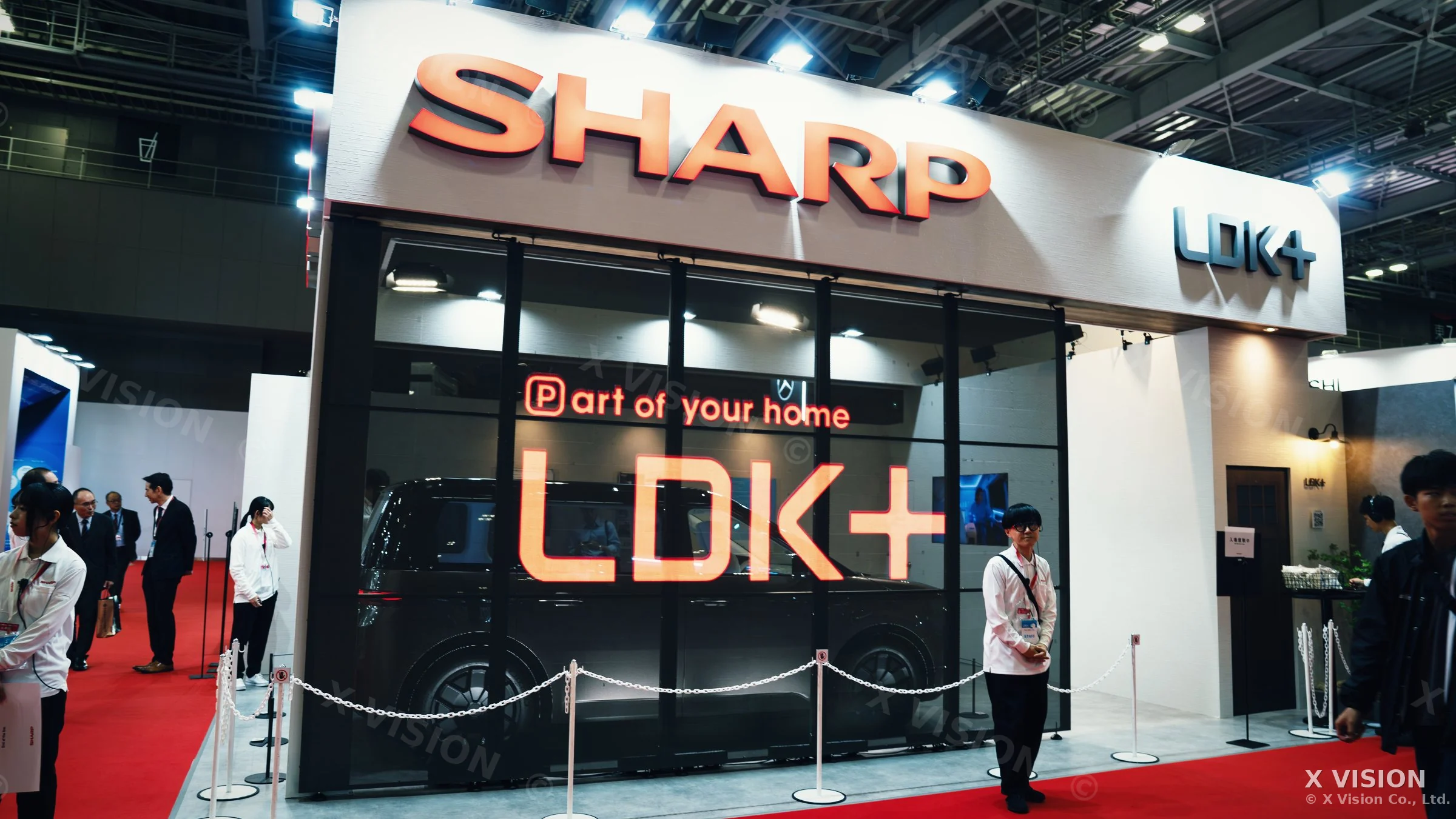 © X Vision Co., Ltd. Japan Mobility Show 2025 シャープ株式会社ブースのシースルーLED