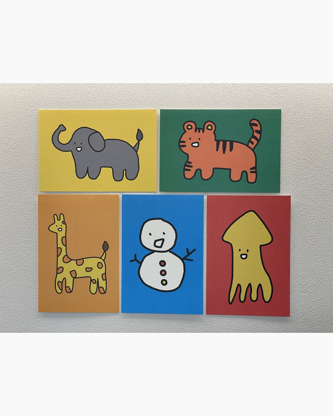 초록, 노란, 주황, 파랑, 빨강 배경에 각각 귀여운 코끼리, 호랑이, 기린, 눈사람, 오징어 만화 그림.