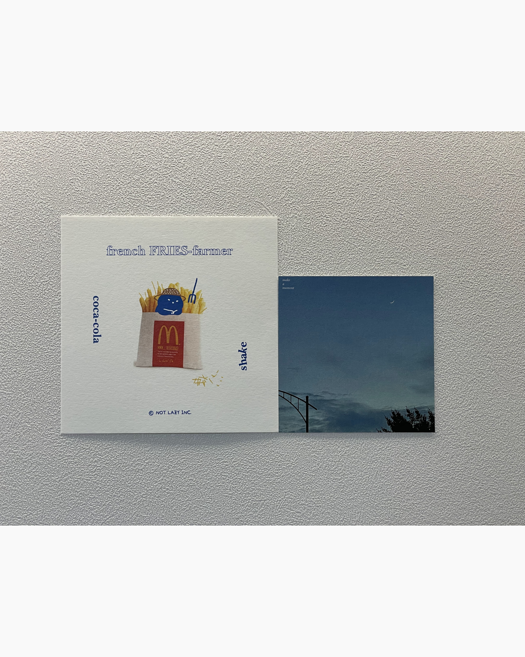 흰색 배경에 맥도날드 감자튀김 그림과 'french FRIES-farmer' 텍스트가 있는 카드와, 밤 하늘과 초승달이 보이는 파란색 하늘 카드 2장.