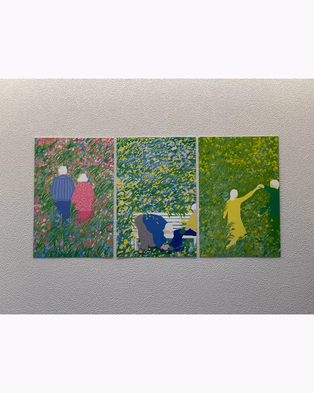 꽃이 만발한 들판에서 함께 시간을 보내는 노인들의 세 개의 추상적인 그림.