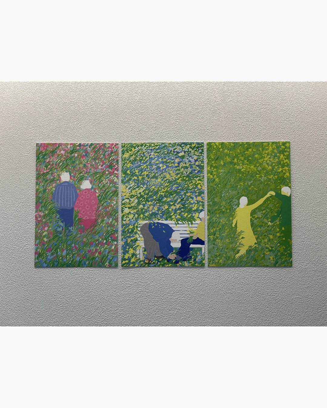 꽃이 만발한 들판에서 함께 시간을 보내는 노인들의 세 개의 추상적인 그림.