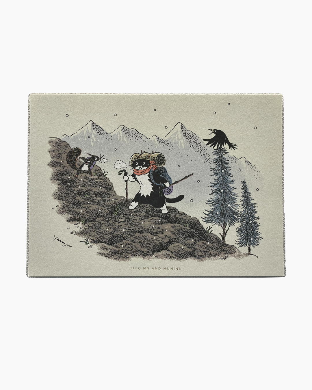 배낭과 지팡이를 든 고양이가 눈 오는 산길에서 다람쥐와 마주친 모습의 일러스트.