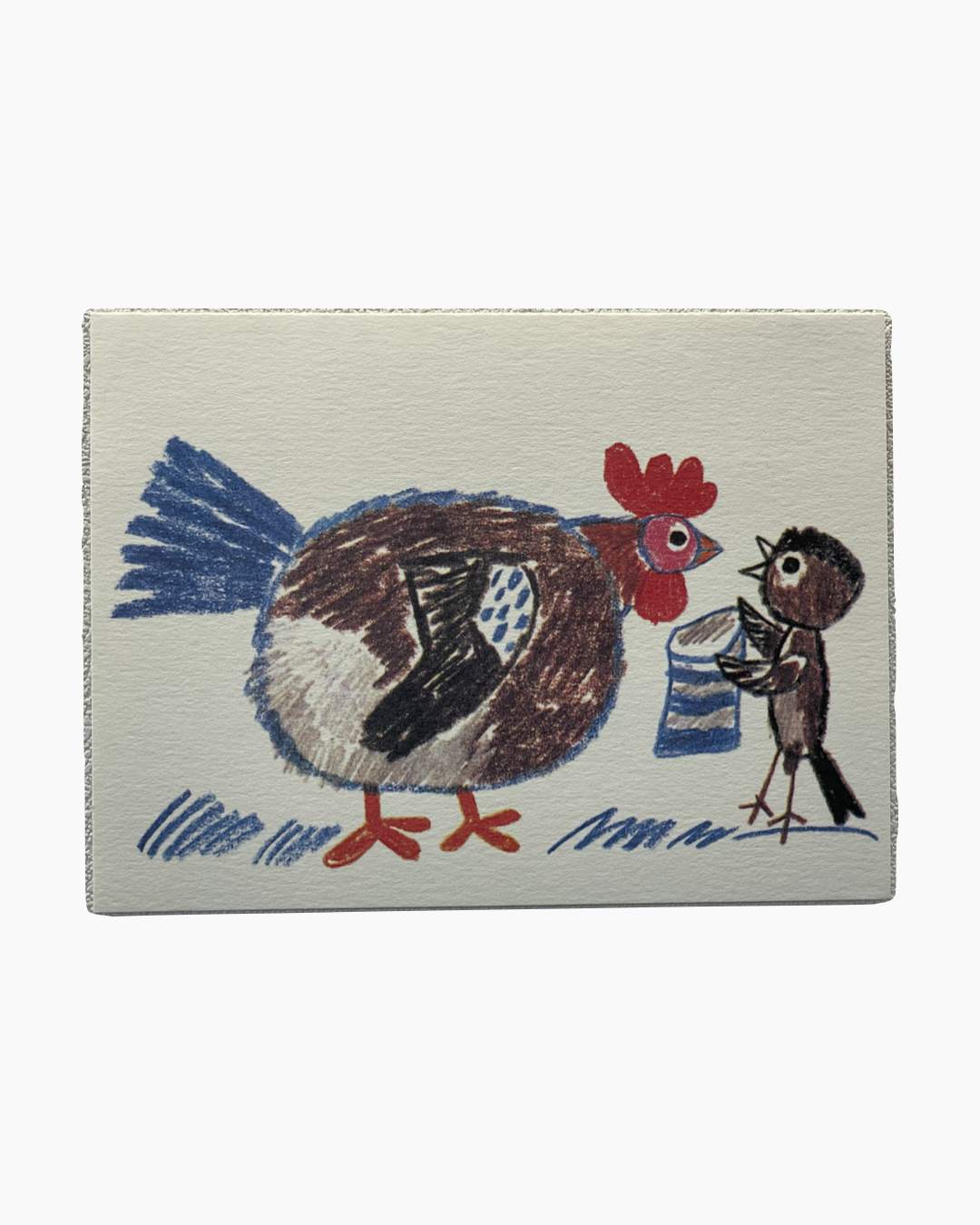 색연필로 그린 갈색 닭과 파란 양동이를 들고 있는 작은 새의 그림.