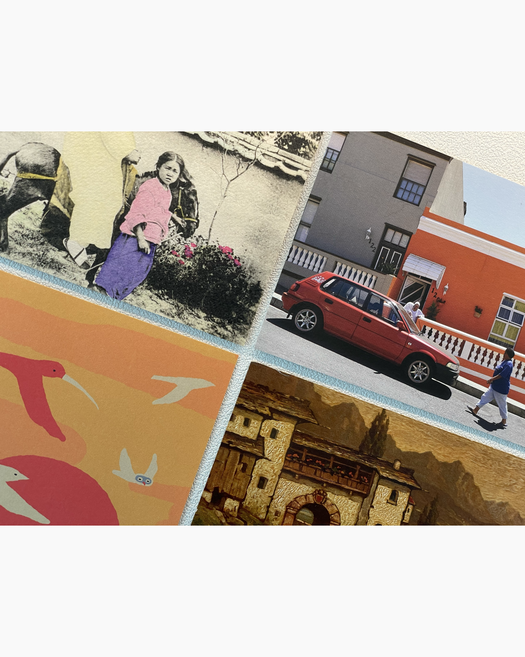 네 개의 그림이 색상 대비로 배열되어 있음: 색칠된 전통복장의 소녀, 빨간 차 앞의 주택과 사람들, 추상 새 그림, 중세 성 조각화.