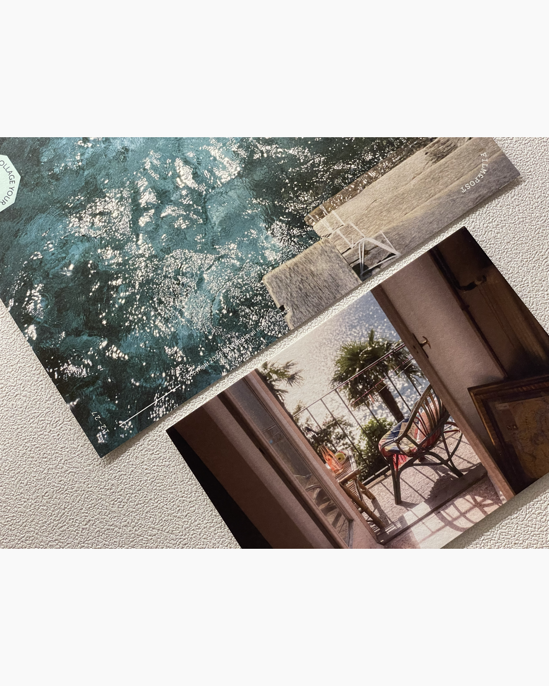 탁자와 의자가 있는 베란다에서 바다와 야자수가 보이는 햇빛이 내리쬐는 야외 풍경.