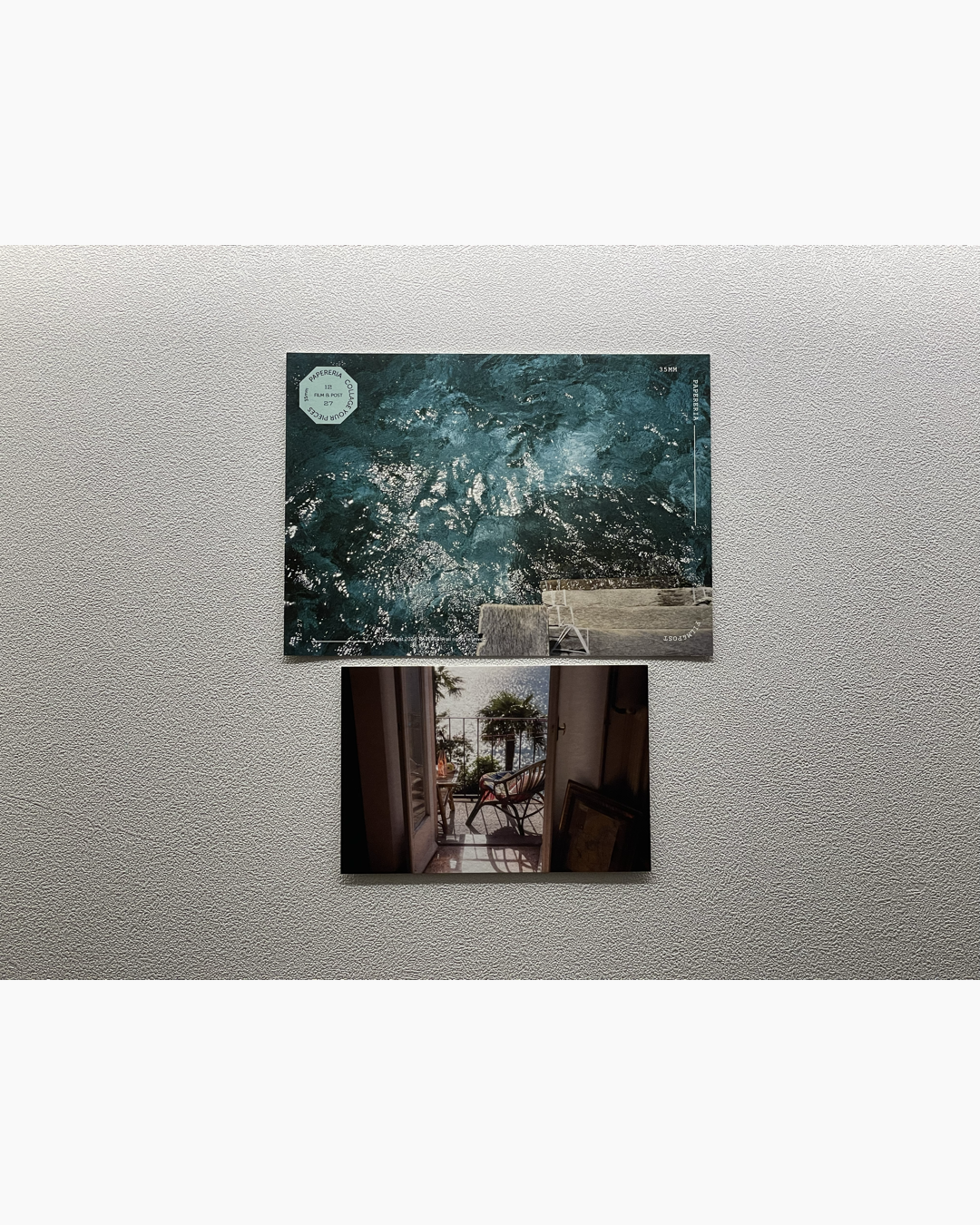 물이 반짝이는 바다 위 데크와 문이 열려 있는 방에서 보이는 테라스 의자와 식물이 있는 풍경의 두 장의 사진.