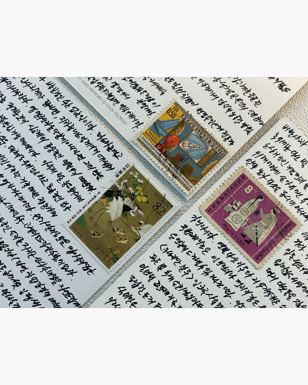 세 개의 우표가 붙은 손글씨 편지들, 일본 기러기 우표, 아이티 우표, 불가리아 우표 그림.