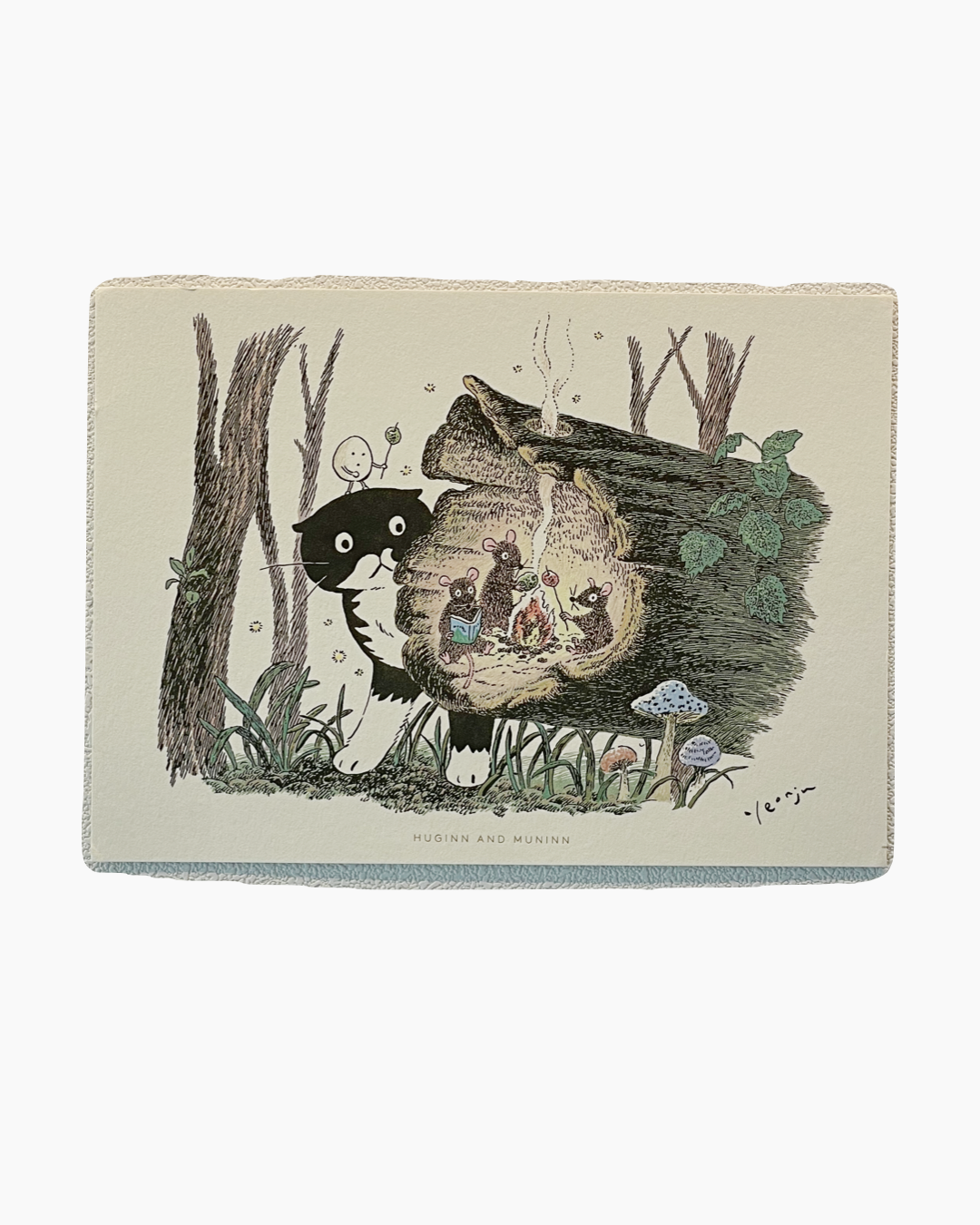 나무 속에서 모닥불 주위에 앉아 책을 읽고 과일을 먹는 쥐들과 나무 뒤에 숨어있는 검은 고양이 그림.