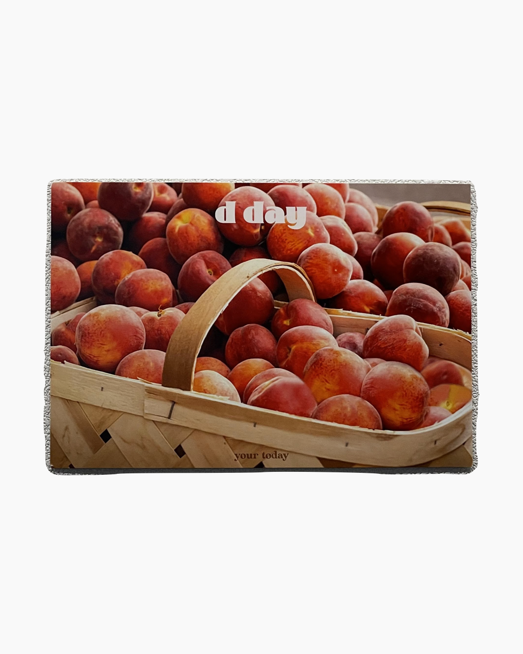 나무 바구니에 담긴 신선한 복숭아가 가득 쌓여 있다.