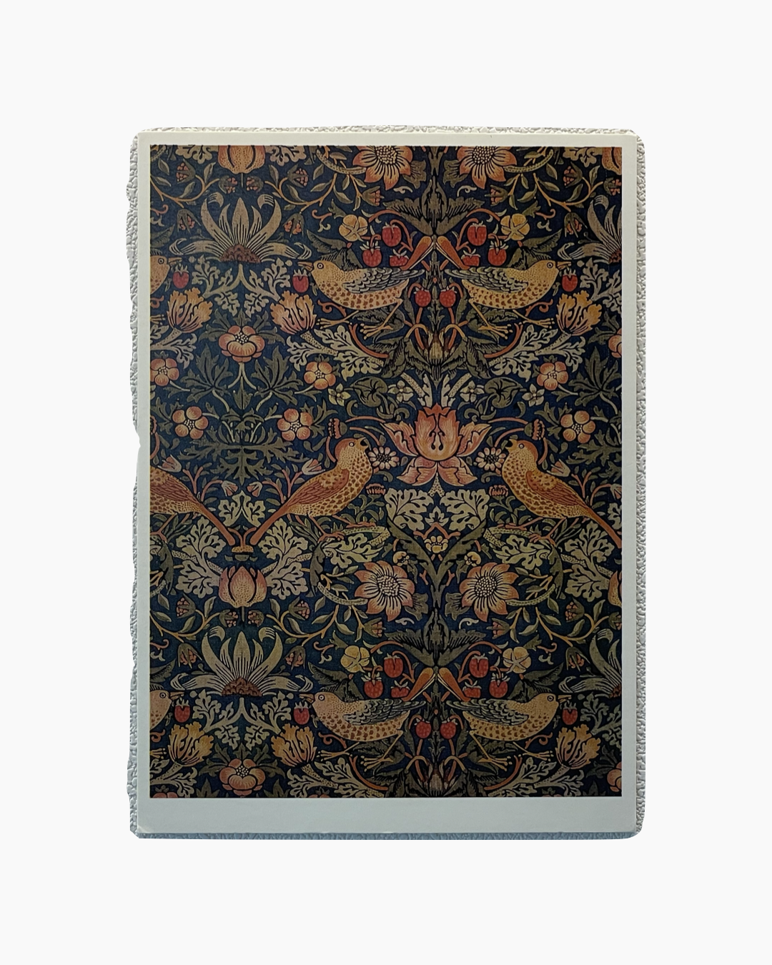 윌리엄 모리스 스타일의 꽃과 새 무늬가 있는 고풍스러운 장식 패턴.