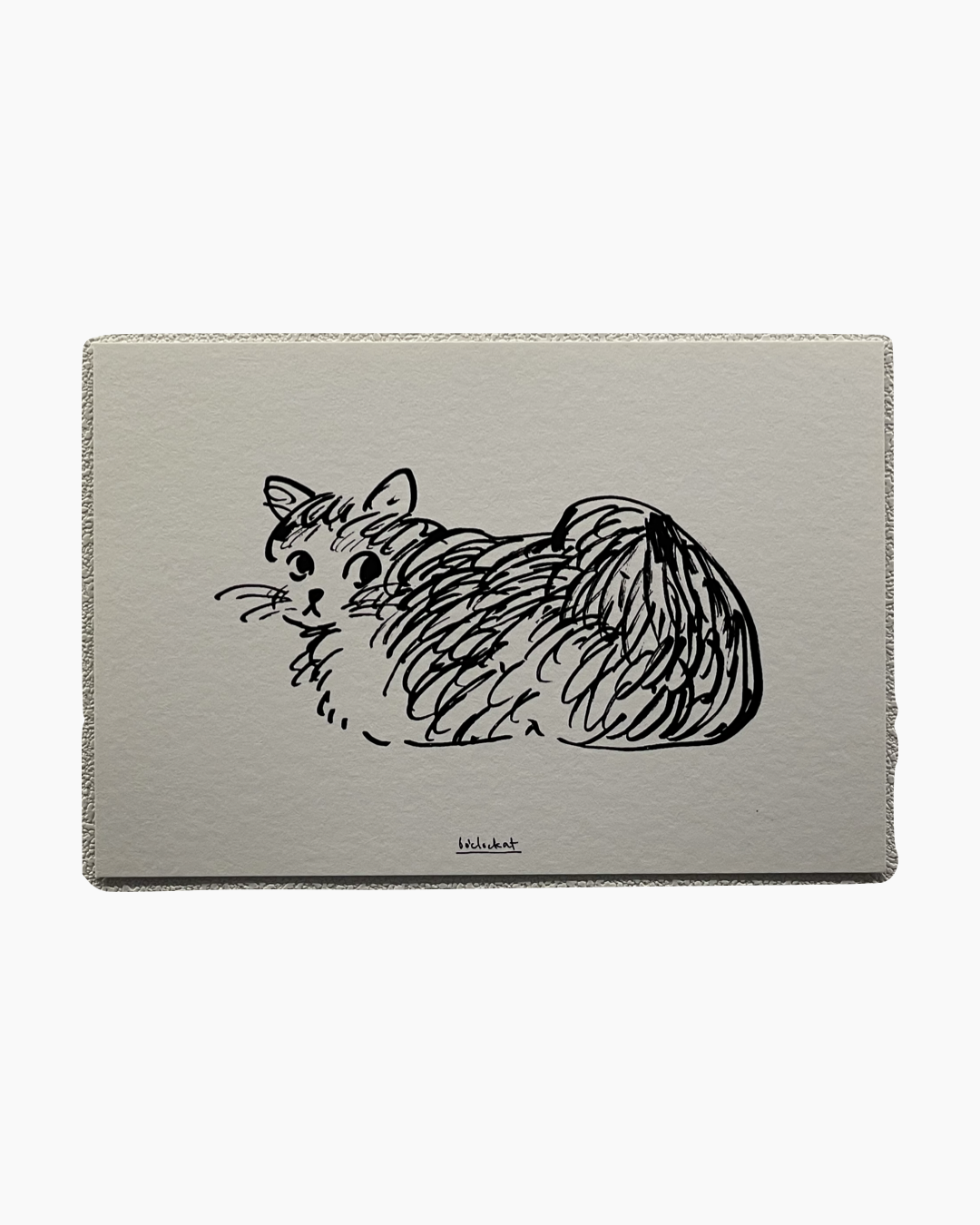 흰색 배경에 앉아 있는 고양이의 간단한 검은색 선 드로잉.