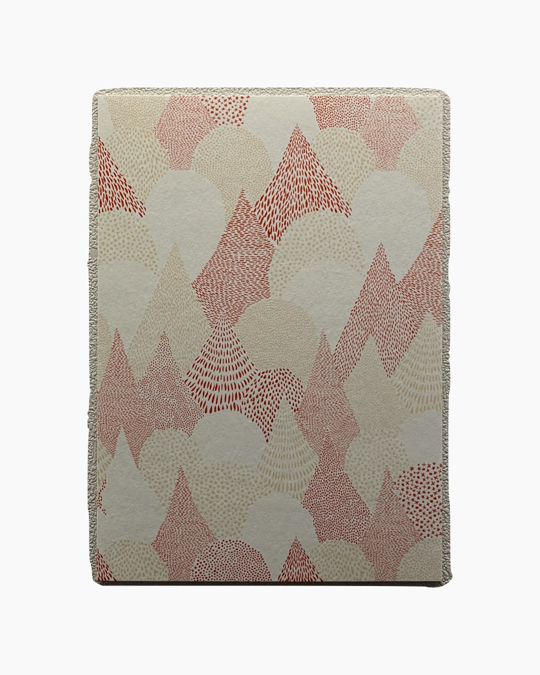 붉은색과 베이지색 점 무늬가 다양한 삼각형과 반원형으로 배열된 패턴의 직사각형 천.