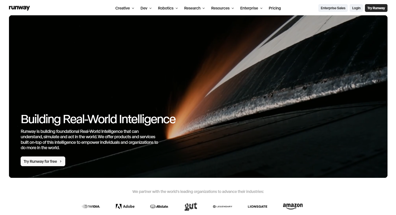 Startseite von Runway mit der Schlagzeile Building Real-World Intelligence und Beispielen KI-generierter Szenen