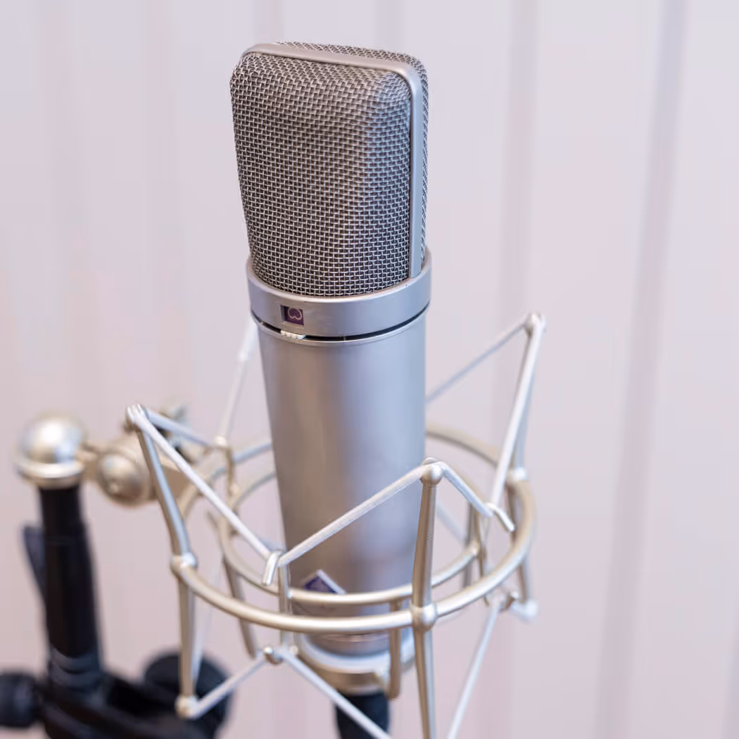 מיקרופון Neumann U87 באולפן ההקלטות Round בתל אביב – ציוד מקצועי להקלטת שירה וגיטרות