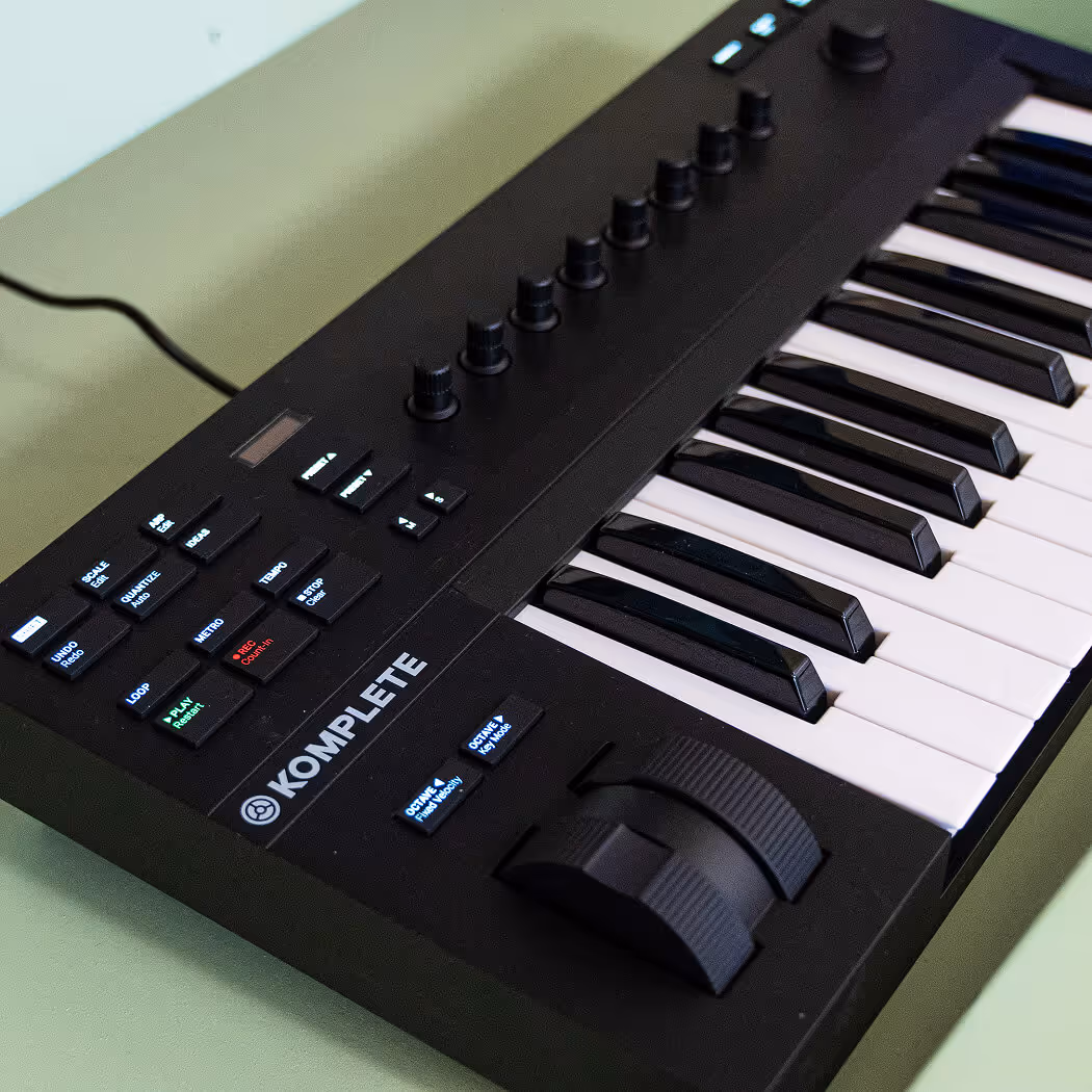 מקלדת שליטה Native Instruments Komplete Kontrol – תקריב כפתורים