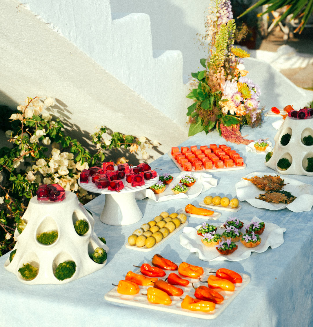 Cet article explore le métier de designer culinaire, un créateur qui conçoit des expériences gustatives et visuelles à la croisée du design, de la gastronomie et de l’art. Il retrace l’origine du mouvement initié par Marc Brétillot, explique la différence entre designer et styliste culinaire, et présente le parcours de Manon Alvarez, cheffe et food designer installée à Marseille. À travers son atelier La Dame Bleue, Manon mêle authenticité du goût méditerranéen, poésie visuelle et méthodologie créative. L’article détaille les étapes de conception sur mesure — du brief sensoriel au prototypage, jusqu’à la livraison clé en main — et montre comment le design culinaire s’adapte aux besoins des restaurateurs, studios, marques ou événements. Plusieurs photographies illustrent le processus de création : recherche d’inspiration, travail en cuisine, dressage des plats et résultats finaux. Une section présente les recettes signatures de Dame Bleue et des accords de saveurs audacieux, comme figue rôtie et maquereau fumé ou tomate cœur de bœuf et fraise gariguette, symboles de l’expérimentation sensorielle propre au métier. Enfin, une FAQ répond aux questions pratiques sur le rôle du food designer, les tarifs, la possibilité de travailler hors Provence et l’adaptation aux régimes spécifiques. L’ensemble transmet la philosophie de Manon Alvarez : faire naître des émotions mémorables à travers la cuisine, en alliant rigueur technique, créativité et amour du goût.