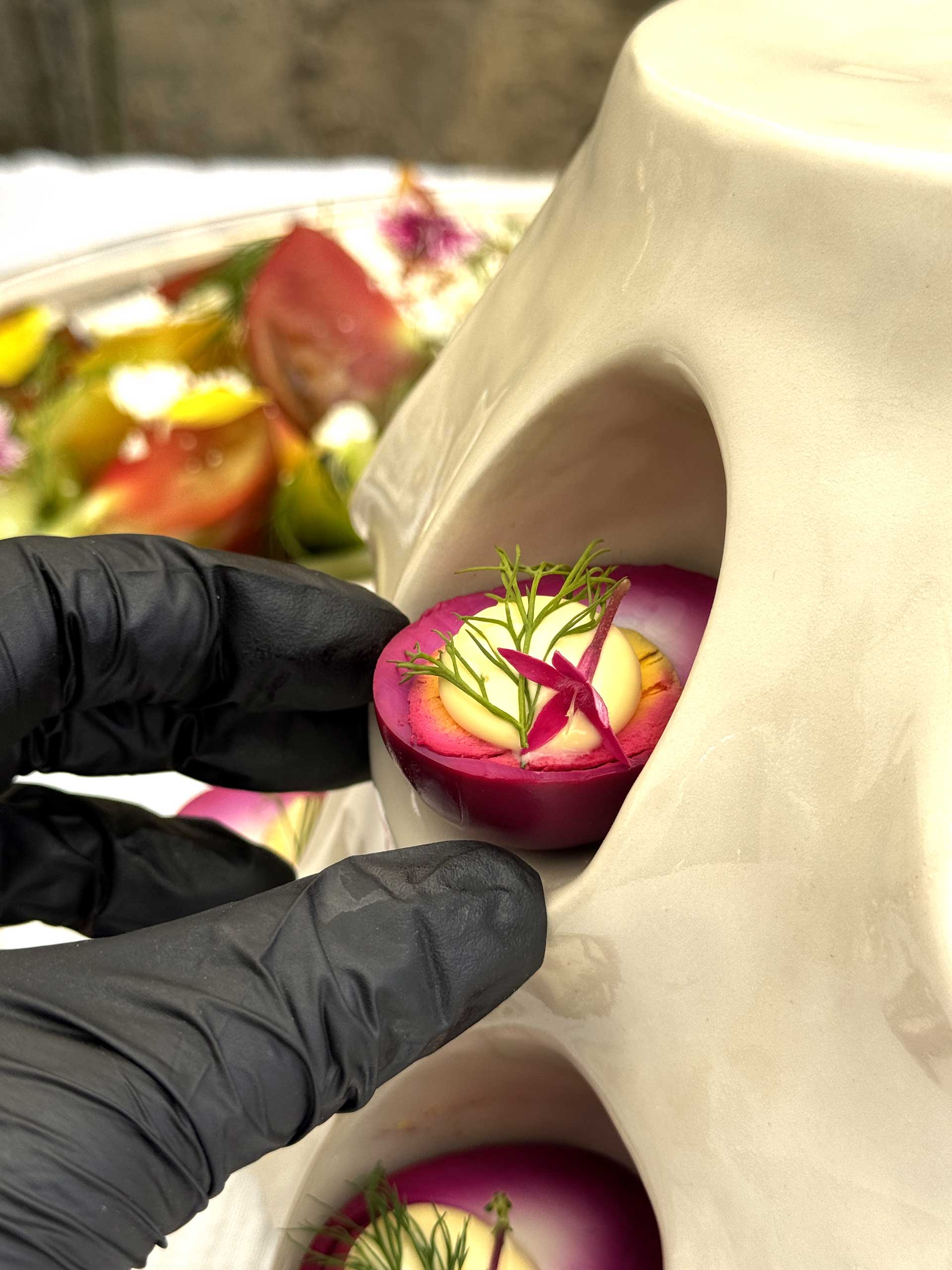 Un plat en cours de montage pendant un design culinaire.