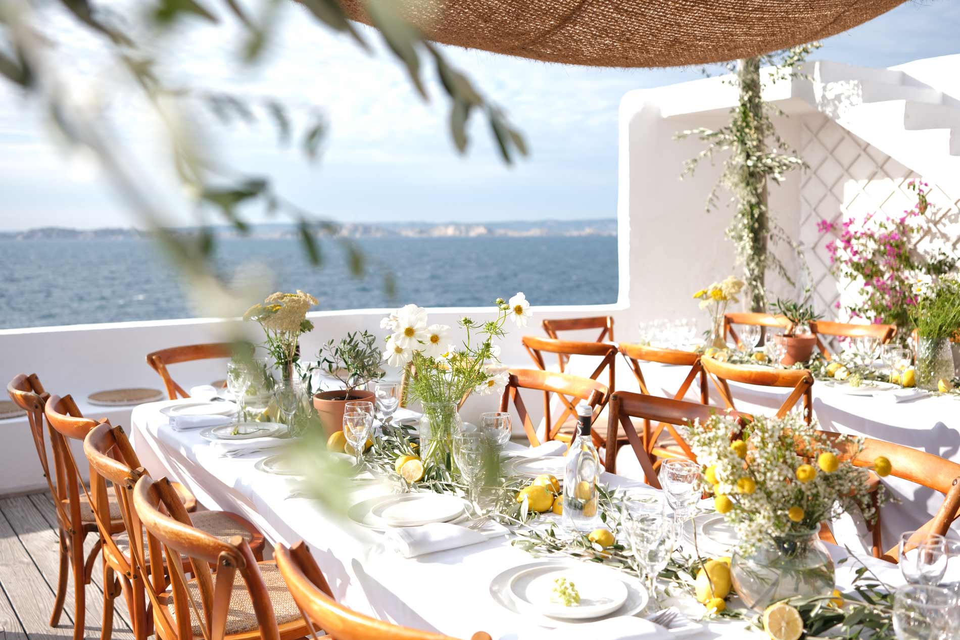 Une image d'une table de brunch fleurie pour illustrer la collaboration du traiteur la Dame bleue et du fleuriste Canopée, tendance mariage 2026 à Marseille et en région PACA.