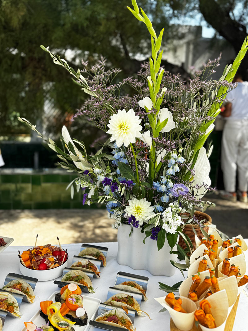 Photo d'un buffet brunch de mariage unique pour célébrer la tendance mariage 2026.