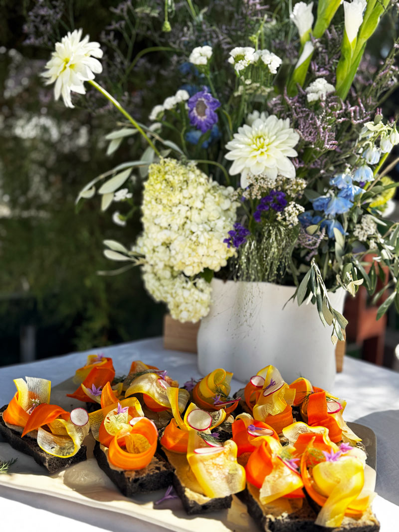 Photo d'un brunch de mariage fleurie pour une expérience sensorielle unique, la tendance mariage 2026.